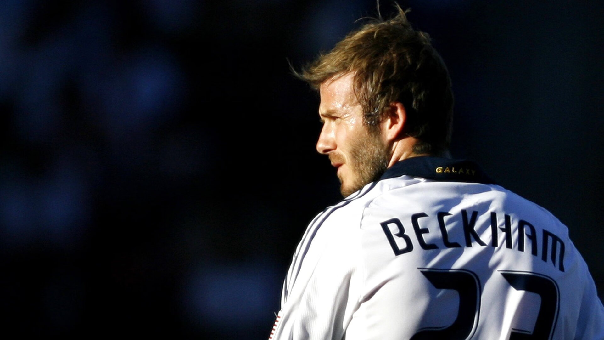 爱游戏-C罗在TL比赛中比赛规则变更，表现优异引发热议！观众掌声雷动